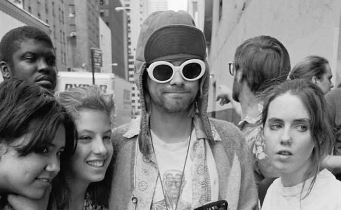 Kurt Cobain with fans © Jesse Frohman
