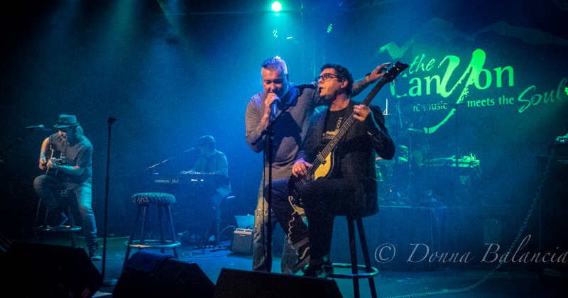 Smash Mouth duo Steve Harwell and Paul DeLisle hang together - Photo © 2016 Donna Balancia