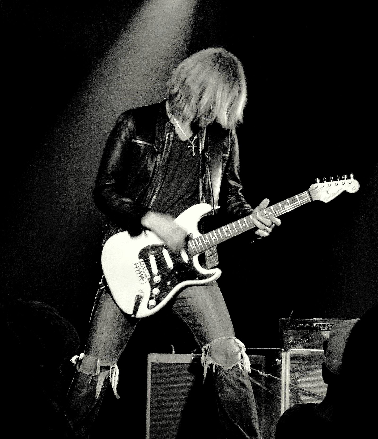 Hammons Review: Kenny Wayne Shepherd Brings Blues to Life for Packed Crowd  @ Coach House – US Rocker®