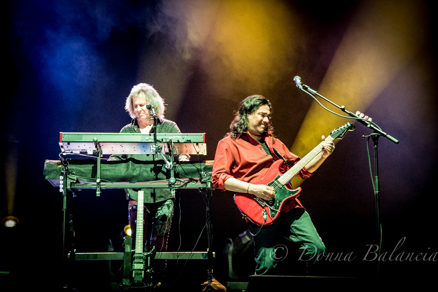 The impressive Ronnie Platt, frontman, with guitarist Zak Rizvi - Photo © 2017 Donna Balancia