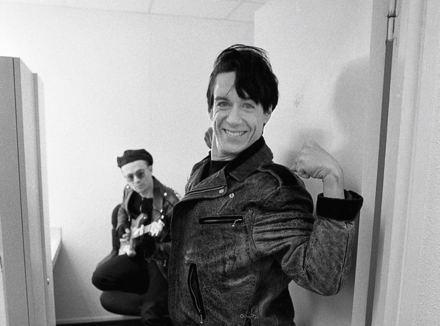 Kevin Armstrong with Iggy Pop in 1986 - Photo by Paul McAlpine