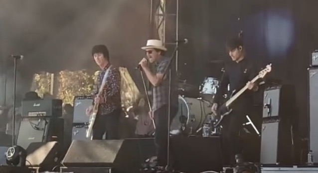 Johnny Marr and Eddie Vedder duet on 'There Is a Light That Never Goes Out' at Ohana Fest - Video by Donna Balancia