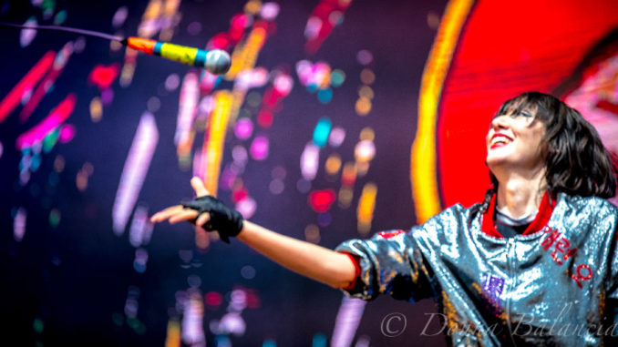 Karen O tosses the microphone at Ohana Fest - Photo © 2018 Donna Balancia