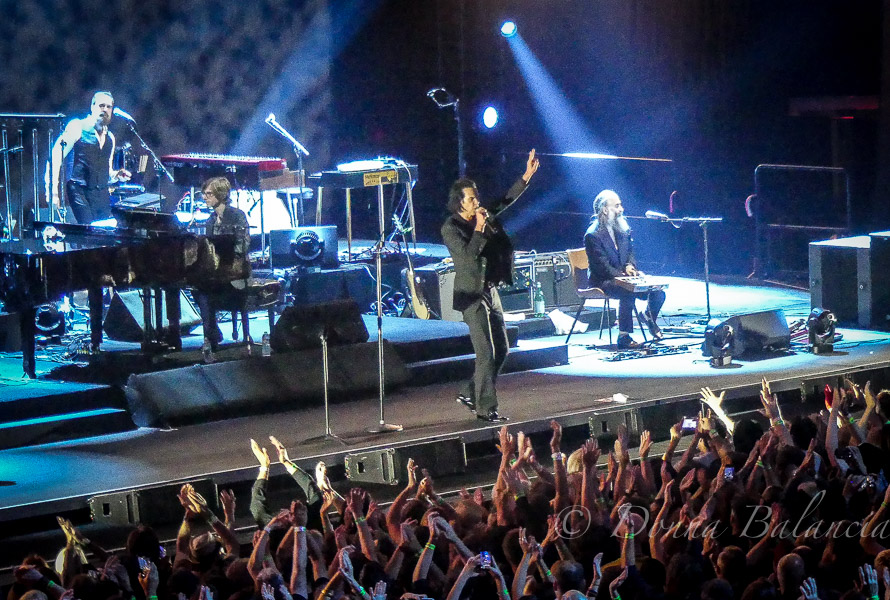 Nick Cave waves to the crowd - Photo © 2018 Donna Balancia