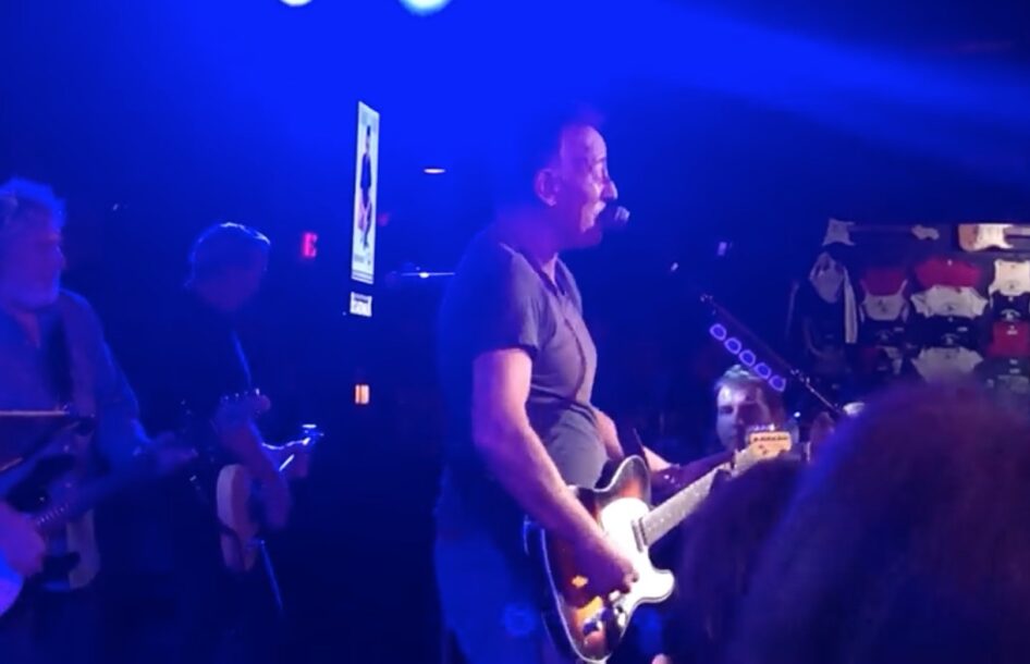 Bruce Springsteen sings 10th Avenue Freeze Out at Stone Pony - Jablow photo