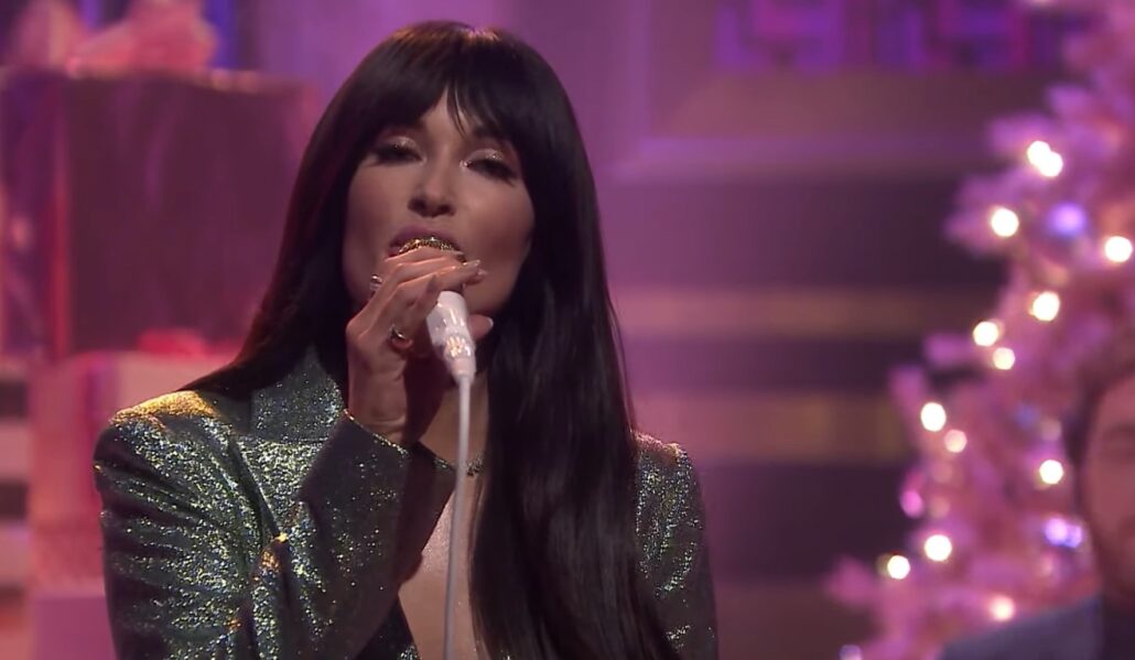 Kacey Musgraves debuts Glittery on Tonight Show