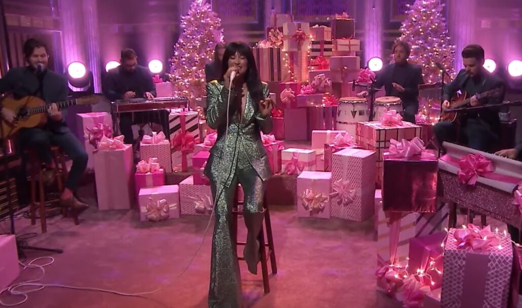Kacey Musgraves sings Glittery her holiday song on The Tonight Show - Courtesy