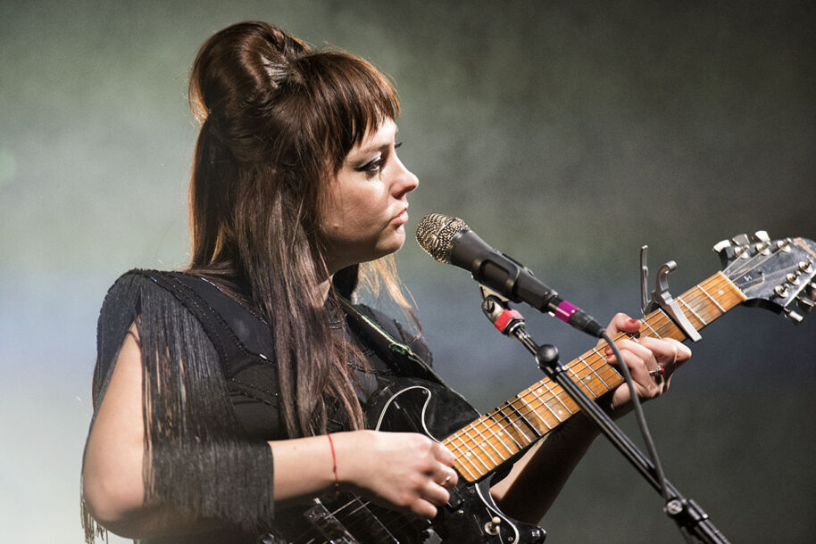 Photos Angel Olsen Brings Manchester UK Crowd to Heaven in Romantic