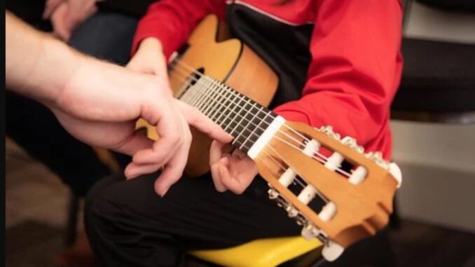 Encourage your child to play guitar - Pixabay