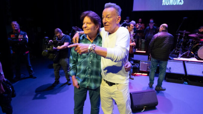 Springsteen celebrates John Fogerty Tom Parr photo 2 Springsteen celebrates John Fogerty - Photo by Tom Parr