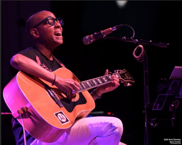 Gale Ann Dorsey plays with Thomas Dolby on tour - Paul McAlpine photo for US Rocker