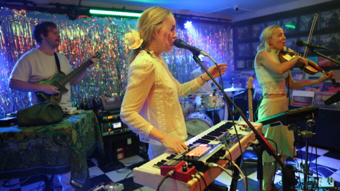 Gracie and Rachel - Photos by NOTES FROM VIVACE for US Rocker